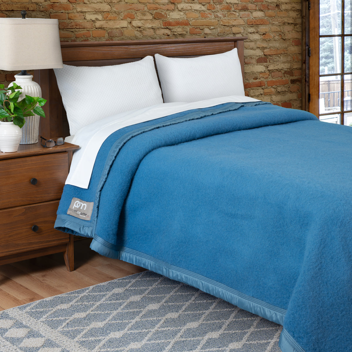 Aurora-wool-blanket-700gsm-blue-side-bed