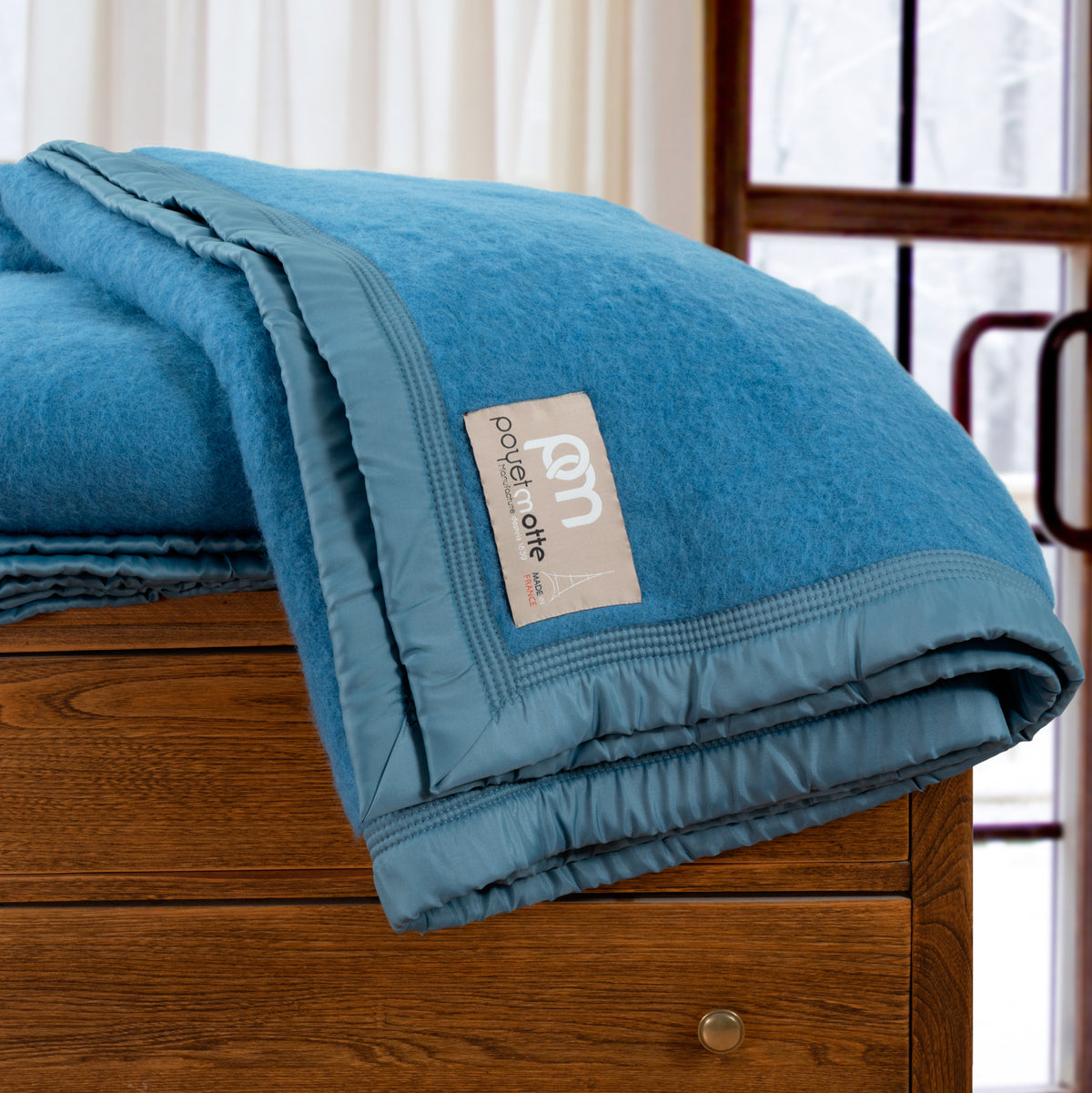 Aurora-wool-blanket-700gsm-blue-dresser